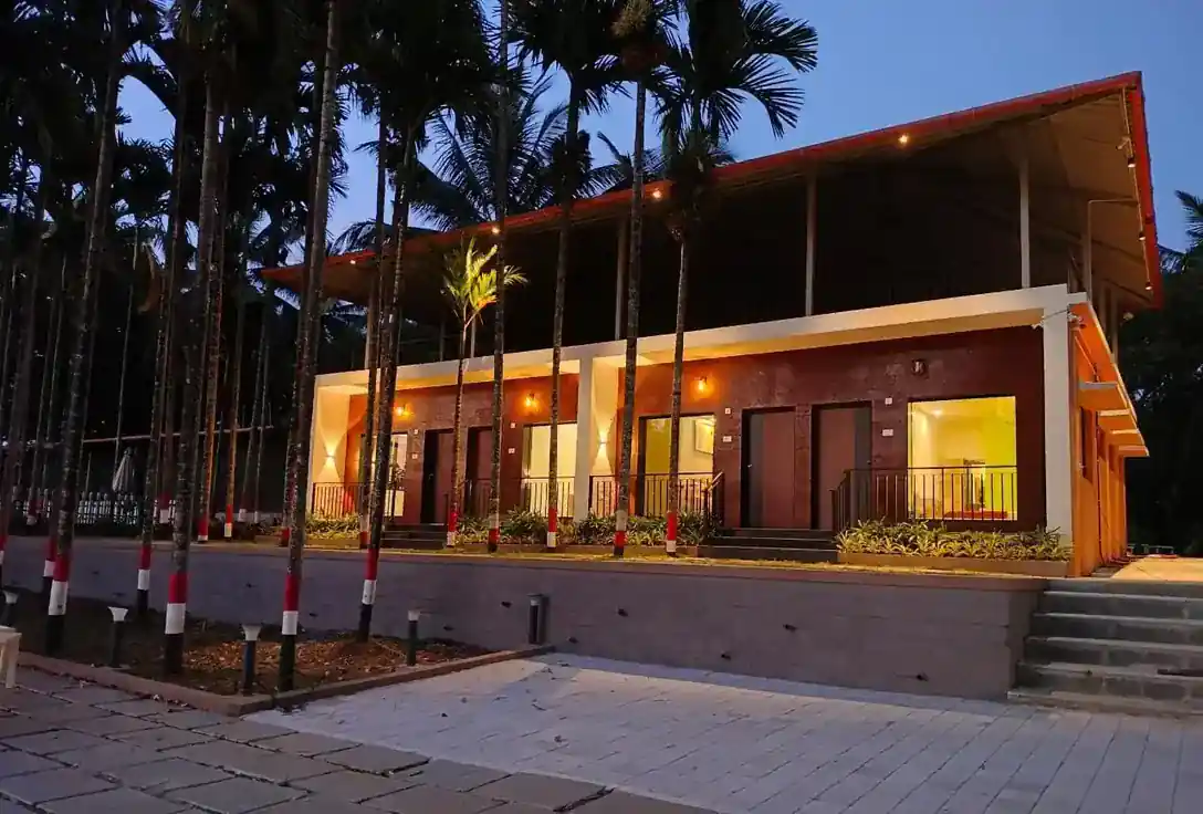 Front view of River Edge Retreat resort building and garden